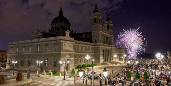 Fiestas de San Isidro 2022. Fuegos artificiales con la Catedral de la Almudena delante