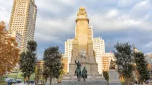 La nueva Plaza de España. Estatua de El Quijote y Sancho Panza