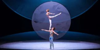 Espectáculo dramático de danza acrobática contemporánea Los Amantes de Mariposas, a cargo del Teatro de Arte Acrobática de Guangzhou