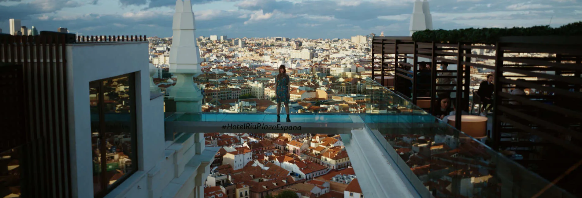 Pasarela transparente de la terraza del Hotel Riu Plaza de España